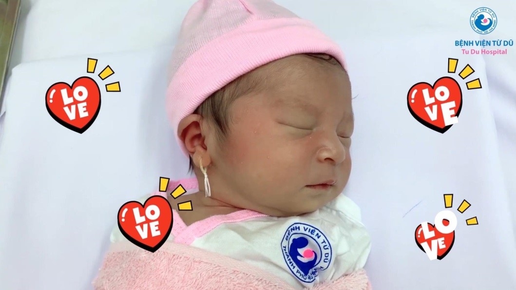 Xỏ lỗ tai cho bé gái tại Bệnh viện Từ Dũ - Bệnh viện Từ Dũ Xỏ lỗ tai cho bé gái tại Bệnh viện Từ Dũ - Bệnh viện Từ Dũ
