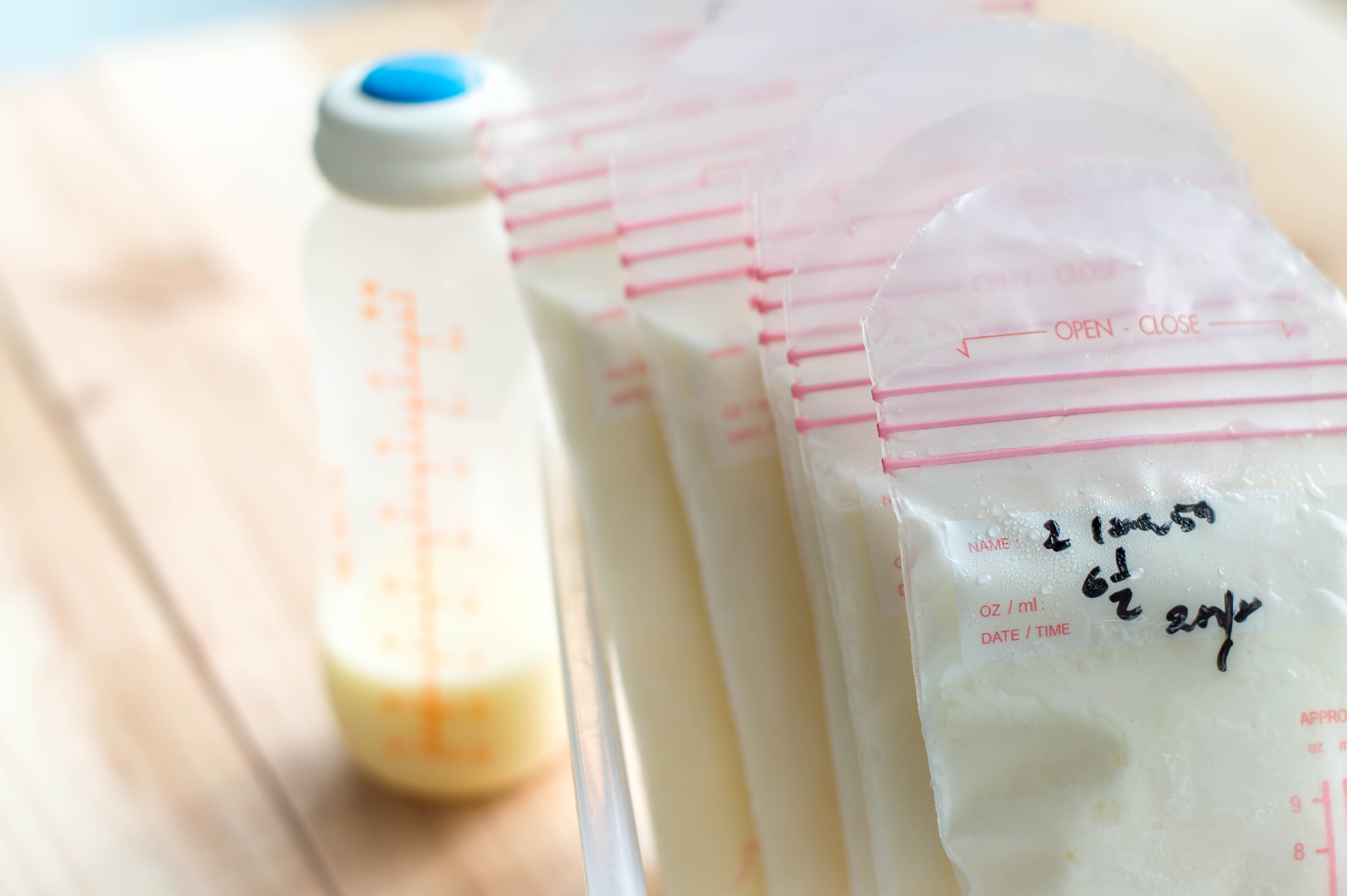 Mách mẹ cách bảo quản sữa mẹ đúng: Nên và không nên làm gì?