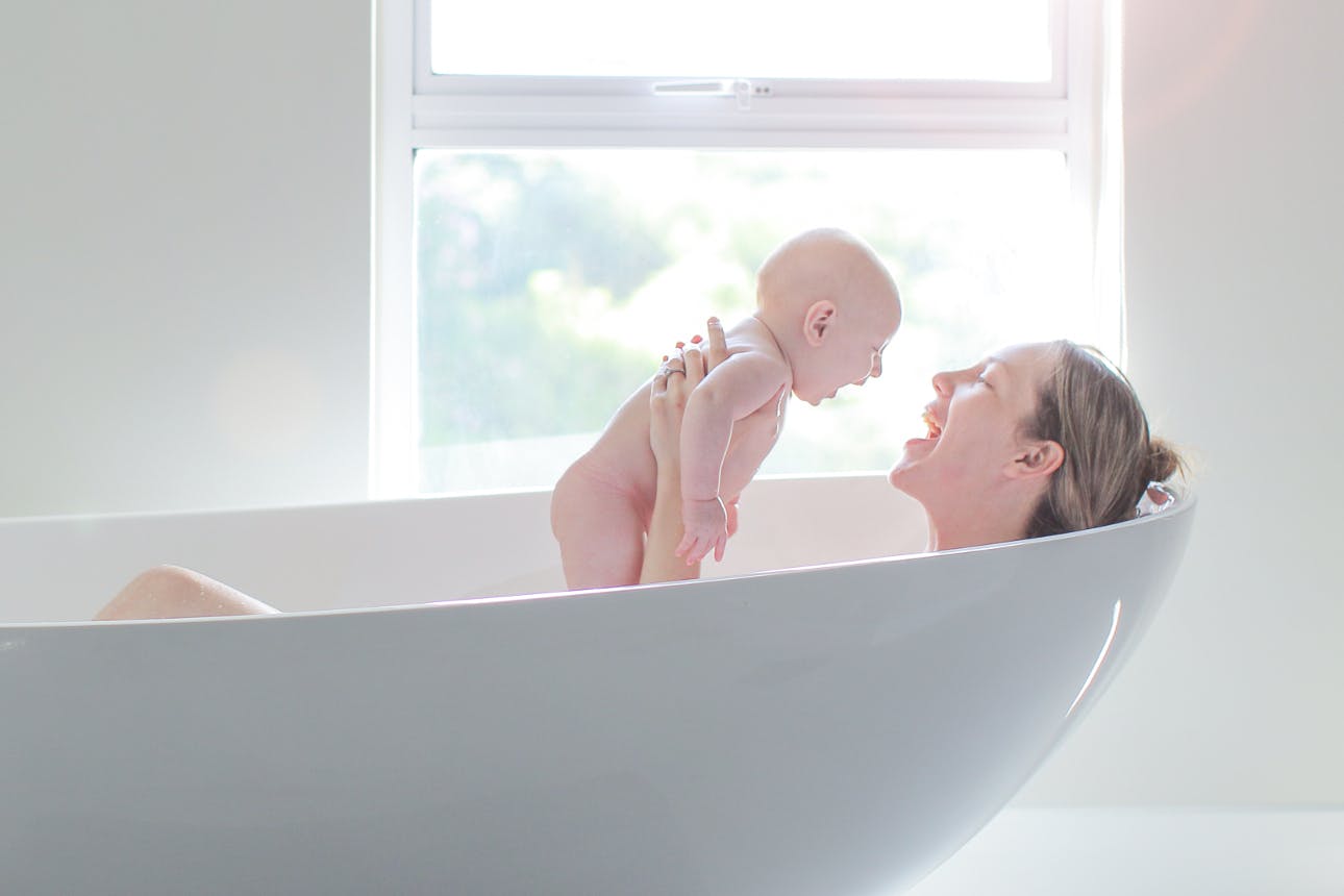 Sau sinh phụ nữ nên kiêng tắm trong bao lâu ? - ảnh 1